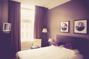 hotel_bedroom_bed_pillow_lam